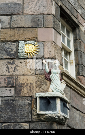 Sonnenuhr-Motiv auf der Ecke des John Knox House an der High Street, Teil der Royal Mile in Edinburgh alte Stadt, Schottland, UK Stockfoto