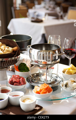 Fondue Teller in einem Restaurant.  Schokoladen-Fondue, Käse und traditionelle Öl Stockfoto