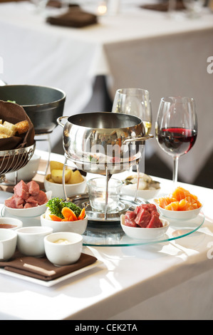 Fondue Teller in einem Restaurant.  Schokoladen-Fondue, Käse und traditionelle Öl Stockfoto