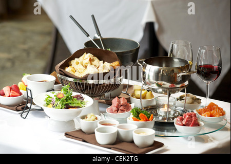 Fondue Teller in einem Restaurant.  Schokoladen-Fondue, Käse und traditionelle Öl Stockfoto