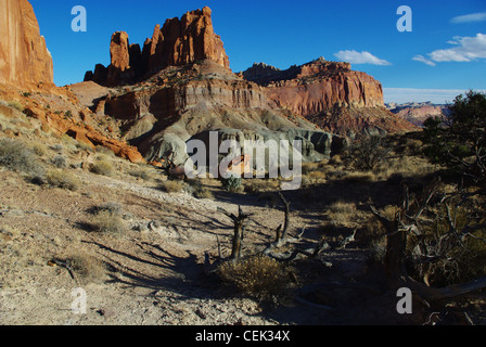 Wanderweg zwischen bunten Felsformationen, Capitol Reef National Park, Utah Stockfoto