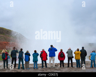 Touristen besuchen Strokkur Geysir, Sudhurland, Island Stockfoto