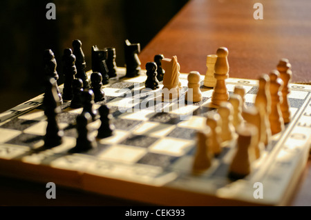 Ein Schachbrett in der Nachmittagssonne Stockfoto