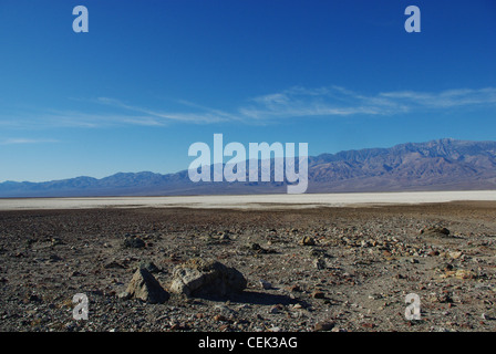 Verstreuten Felsen, Salzseen und Panamint Range Hochgebirge, Death Valley, Kalifornien Stockfoto