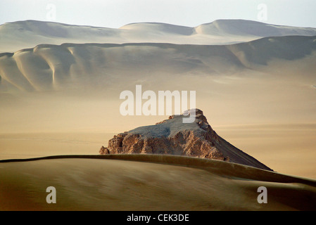 Sandstein und Sanddünen in der Wüste Sahara. Stockfoto