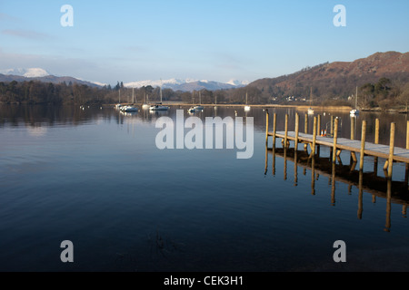 Eine ruhige Bucht sonniger Morgen im Winter bei Ambleside am Lake Windermere Stockfoto