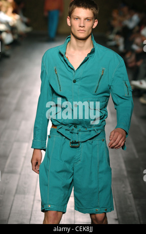 Fendi Menswear bereit zu tragen-Frühling-Sommer-Modell dunkelbraune Haare tragen grüne Jacke viele Taschen und passenden knielang Stockfoto