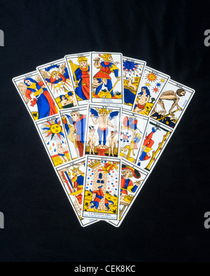 Tarot Karten angelegt in einem dreieckigen Tarot Verbreitung Stockfoto