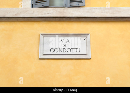 Die Via dei Condotti Straße unterzeichnen Sie in Rom, Italien Stockfoto