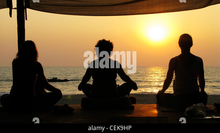 Sonnenuntergang Yoga und Meditation auf Patnem Beach, Goa (von Palolem Beach), Indien Stockfoto