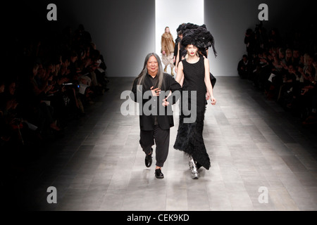 John Rocha London bereit zu tragen Herbst Winter 2011 2012 Mode-Designer John Rocha Stockfoto