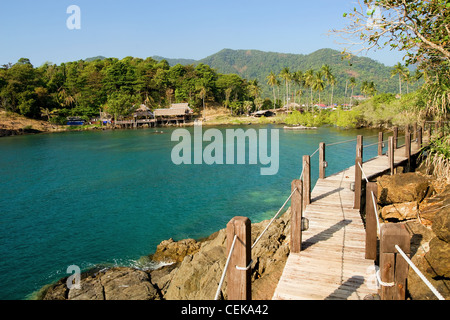 Malerische Meer Küste der Insel Koh Chang in Thailand mit hölzernen Pfad entlang der felsigen Küste Stockfoto