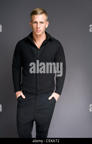 Porträt eines schönen modischen jungen Geschäftsmannes. Stockfoto