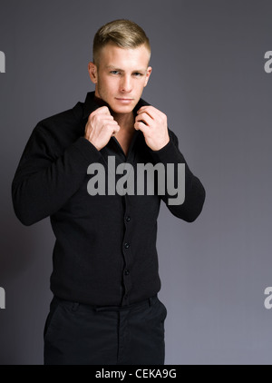 Porträt eines schönen modischen jungen Geschäftsmannes. Stockfoto