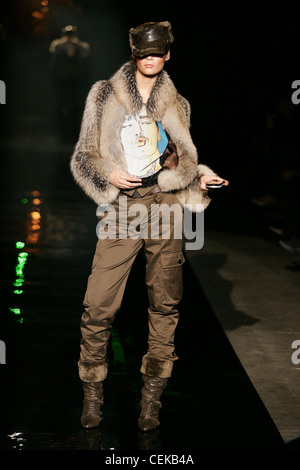 Eisberg Mailand bereit zu tragen Herbst Winter Lederkappe, Pelz mit braunen Kampf Hosen in Pelz getrimmt-Ankle-boots Stockfoto