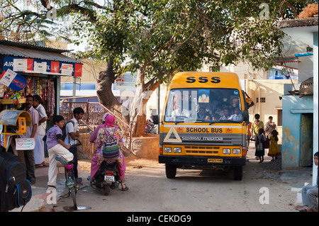 Indische Schule Bus durch die indische Stadt Puttaparthi. Andhra Pradesh, Indien Stockfoto