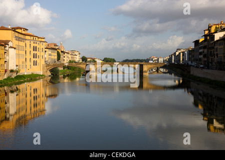 Derzeit gibt es zehn Brücken in Florenz Ponte Santa Trinita Meisterwerk Bartolommeo Ammannati (1567-1570); Michelangelo Stockfoto