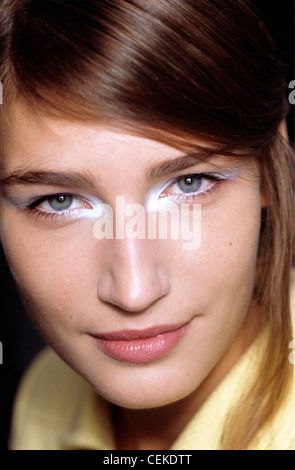 Chanel Backstage Paris bereit, tragen Frühling Sommer Nahaufnahme Gesicht der russischen Modell Eugenia Volodina eleganten Fransen und weiß Stockfoto