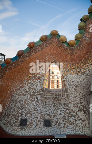 Casa Batllo gebaut im Jahr 1877 Antonio Gaudi im Jahre 1905-1907 Batllo Familie wohnt im ersten Stock geschwungenen Dach umgebaut Stockfoto