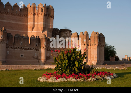 Schloss errichtet Mitte des 15. Jahrhunderts Bischof Alfonso Fonseca Erzbischof Sevilla Herrn Coca Alaejos Mischung maurische Baumeister. Stockfoto