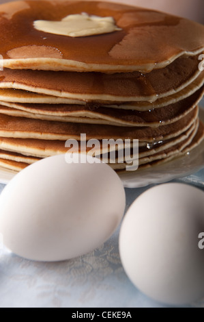 Stapel von amerikanischen Pfannkuchen auf dem Tisch Stockfoto