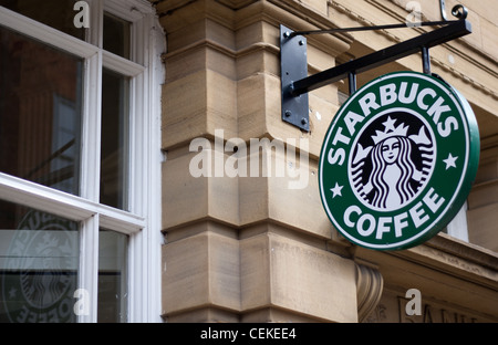 Starbucks Coffee-Shop Marke Zeichen und Logo hängen außerhalb ihrer York Ladengeschäft und Café. Stockfoto