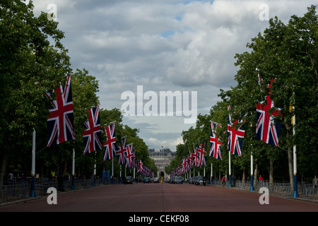 Die Mall, London mit Blick auf Admiralty Arch und verziert mit den Union Jack-Flaggen Stockfoto