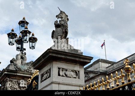 Einhorn-Statue vor Buckingham Palast mit Union Jack fliegen Stockfoto