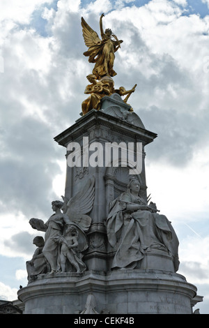 Das Victoria Memorial war Bildhauers Sir Thomas Brock im Jahr 1911 und errichtet vor Haupttore im Buckingham Palace Stockfoto