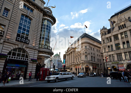 London Piccadilly mit Limo und Gefolge. Telefonzellen, verkehrsreiche Kreuzung mit wenig Streit rechts Stockfoto