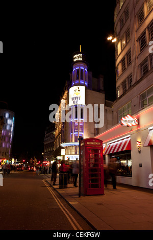 Piccadilly in London mit Telefonzelle und restaurant Stockfoto