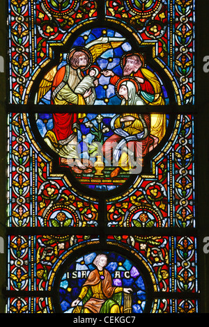 Detail der Glasfenster in der Kathedrale von Dinant, Wallonien, Belgien. Stockfoto