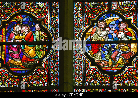 Detail der Glasfenster in der Kathedrale von Dinant, Wallonien, Belgien. Stockfoto