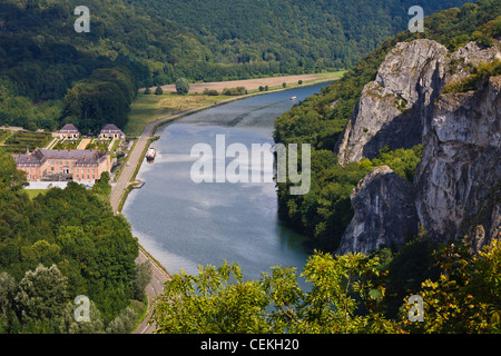 Maas und Chateau de Freyr aus den Rochers-de-Freyr, Wallonien, Belgien Stockfoto