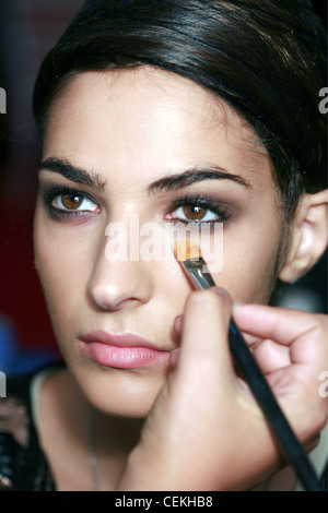 Christian Lacroix Backstage Paris bereit zu tragen Frühling Sommer Eyeshadow auf dunklen Haaren weiblich, mit einem Pinsel angewendet wird, Stockfoto