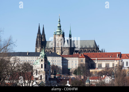 Klassische Ansicht von der legendären St. Vitas Cathedral, Prag, Tschechische Republik, aus dem ganzen der Moldau an einem sonnigen Tag mit blauem Himmel Stockfoto