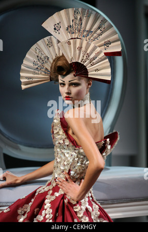 Paris Haute Couture DiSpring Sommer Modell Magdalena Frackowiak Haar zusammengerollt auf Kopf trägt drei Ventilatoren in Haar weiß lackiert Stockfoto