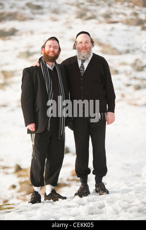 Zwei jüdische Männer auf Kirkstone Pass über Ambleside im Lake District im Schnee. VEREINIGTES KÖNIGREICH. Stockfoto