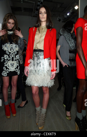 Matthew Williamson Backstage London bereit zu Herbst Winter 2011 2012 tragen Stockfoto