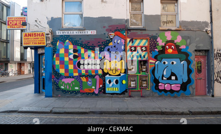 Turville Street Graffiti auf Anisha Cash und tragen Shop draußen Mauer an der Ecke der Redchurch Street in London E2 England GB KATHY DEWITT Stockfoto