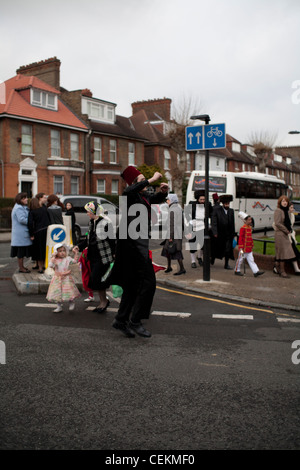 Purim feiern in Stamford Hill in der chassidischen jüdischen Gemeinde Stockfoto