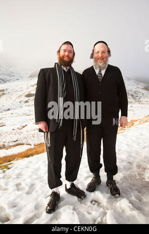 Zwei jüdische Männer auf Kirkstone Pass über Ambleside im Lake District im Schnee. VEREINIGTES KÖNIGREICH. Stockfoto