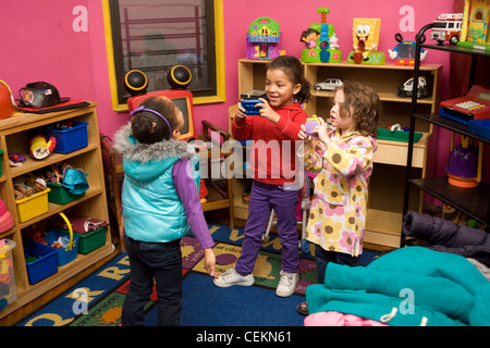 Kinder sind uns Kindergarten Schule/frühen Cntr im sehr multikulturellen Kensington Stadtteil Brooklyn NY fotografieren lernen Stockfoto