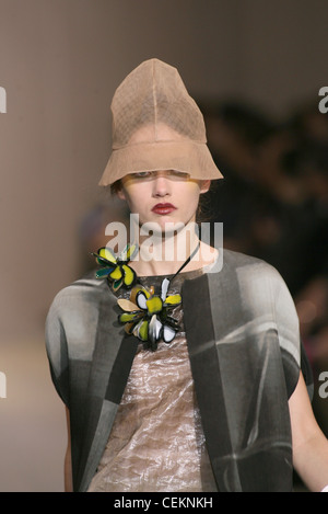 Marni Mailand bereit zu tragen Herbst Winter durchschauen Cloche Hut und floral Halskette Stockfoto