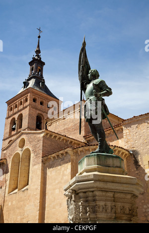 Spanien, Segovia, Plaza de Medina del Campo, Statue von Juan Bravo und Saint Martin Church Stockfoto