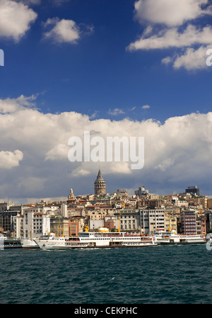 Blick auf den Galata-Turm in Istanbul über das Goldene Horn, Türkei Stockfoto