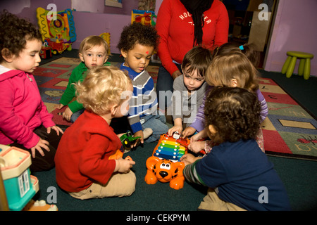 Kinder sind uns Kindergarten Schule/frühen Lernzentrum im Stadtteil Kensington sehr multikulturellen Brooklyn, NY Stockfoto