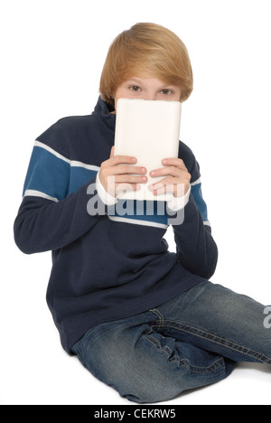 Elfjähriger Junge hält einen Tablet Computer. Stockfoto
