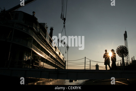 Fahrgäste laden am Sonnenuntergang Mississippi queen Riverboat Cincinnati Ohio Stockfoto