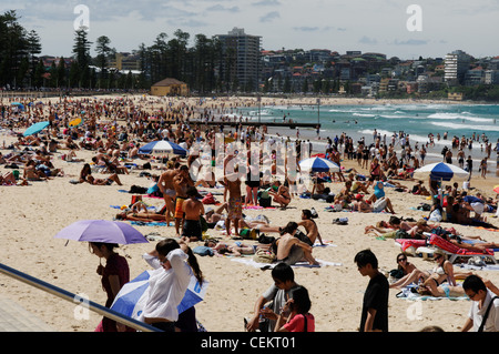 Menschenmassen am Manly Beach in der Nähe von Sydney Australia verpackt Stockfoto